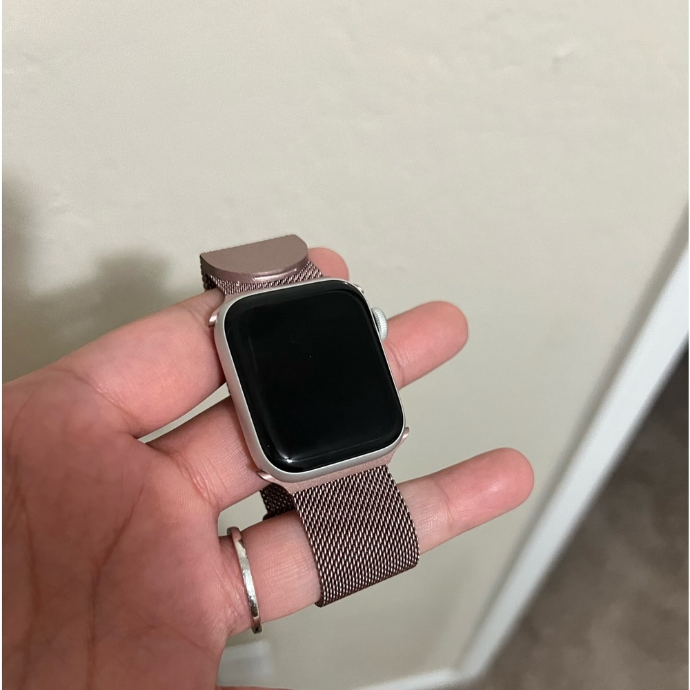 Apple Watch SE used a few times, great conditions. No longer use it honestly.